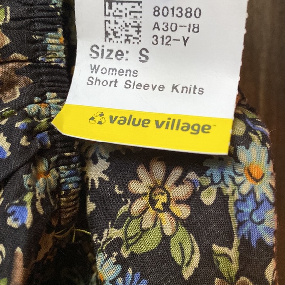 short sleeve flower blouse in a small size - Picture 4 of 4